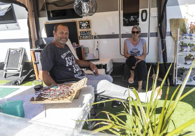 Peter y Tania, dos turistas belgas, en el Camping Mar Menor.