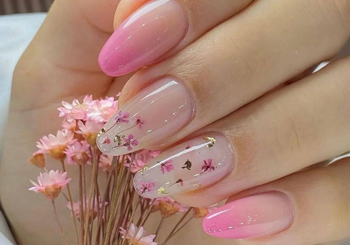 Manicura con flores encapsuladas.