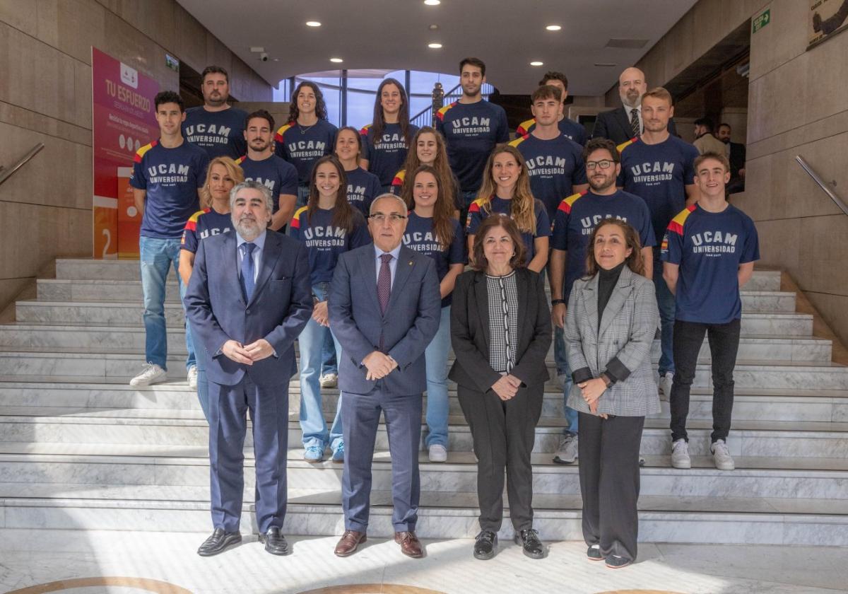 Los dirigentes del CSD, el COE y la UCAM, con los nuevos deportistas.