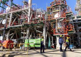 Varios operarios, en una zona de la planta de biocombustible de Repsol, durante los trabajos de inspección.