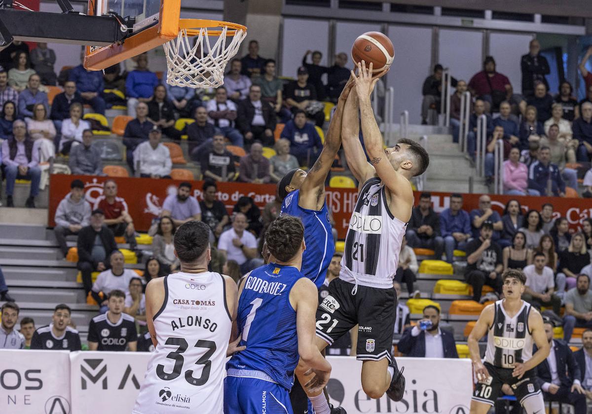 Álex Jordà lanza a canasta en el duelo de ayer.