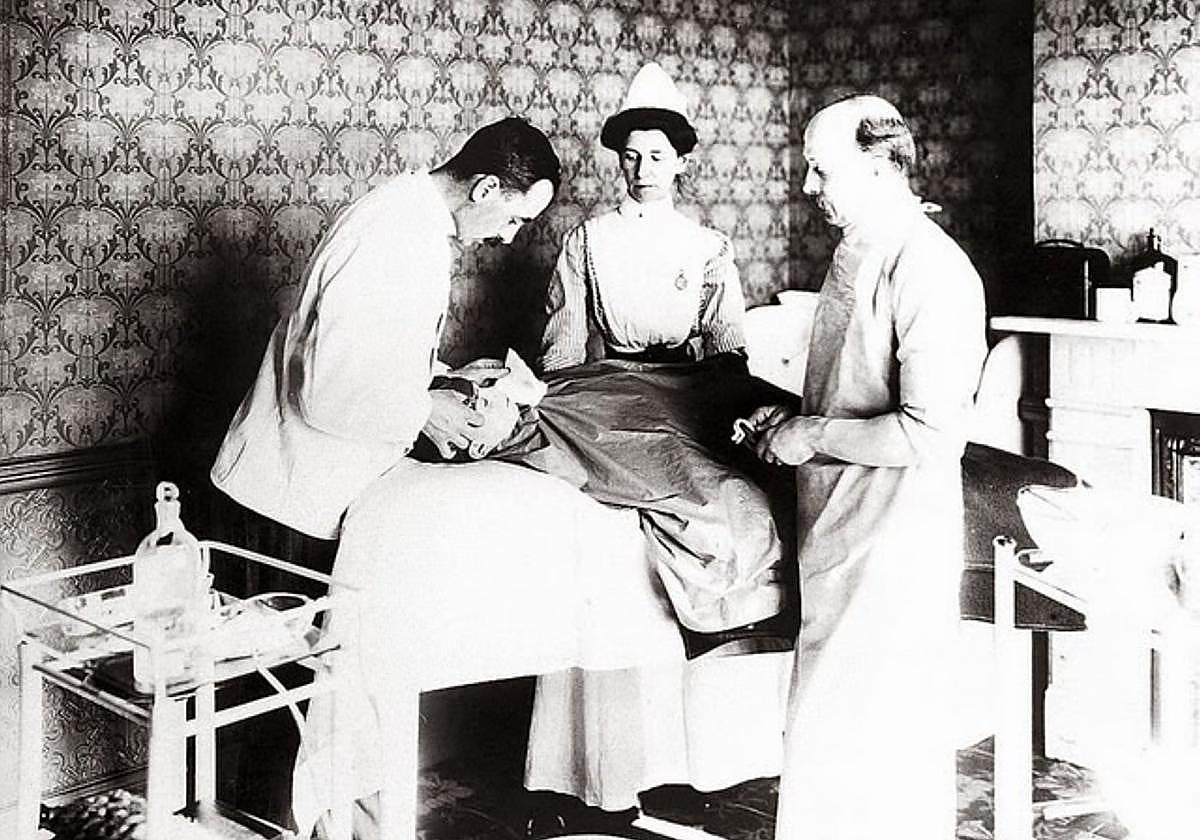 En sus manos. Instantánea de una pionera intervención quirúrgica con anestesia, de las que el médico murciano ya realizaba con acierto antes de perfeccionarse ese avance médico.