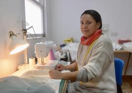 Esther Minerva, en su taller de costura en Murcia.