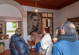 Un grupo de turistas observan el recibidor de la casa de la familia del poeta.