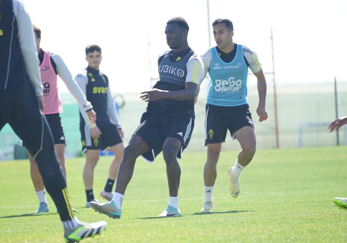 Sabit, futbolista del Real Murcia, juega el balón durante un entrenamiento del equipo en Pinatar Arena.