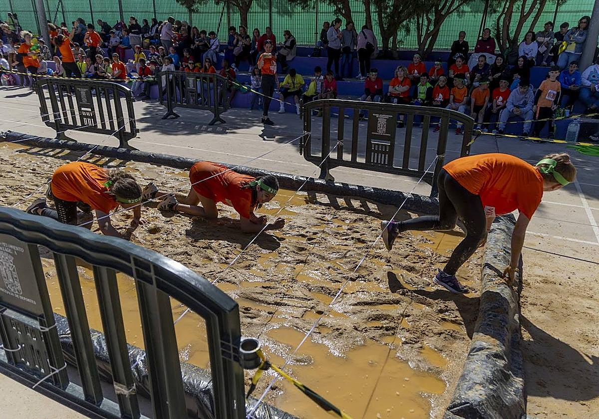 Varios niños atravesando el foso durante la prueba.