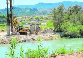 Maquinaria pesada junto al río para las obras del puente de El Ginete.