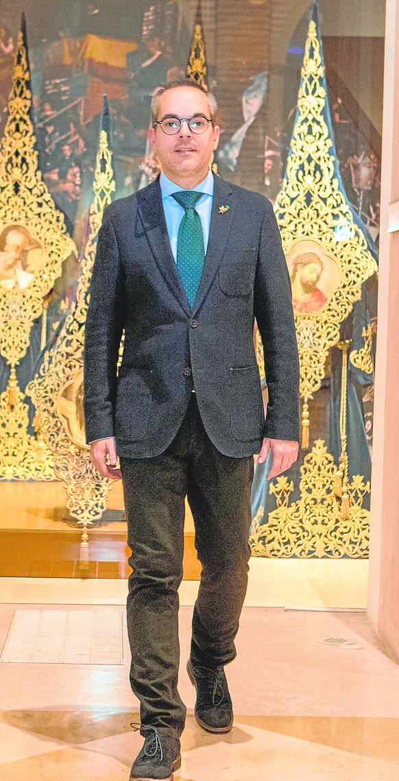 Miguel Ángel Peña, en el museo de bordados.