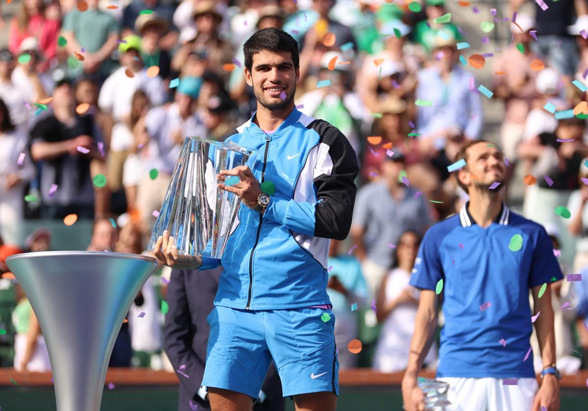 Carlos Alcaraz sostiene el trofeo de campeón de Indian Wells.