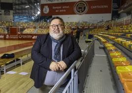 Cuenta atrás. Miguel Ángel Jiménez Bosque posa para LA VERDAD en la pista principal del Palacio de los Deportes de Cartagena, escenario de la Copa de España del jueves al domingo.
