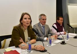 Natalia Corbalán, González Varas y Pedro Fernández, en rueda de prensa.