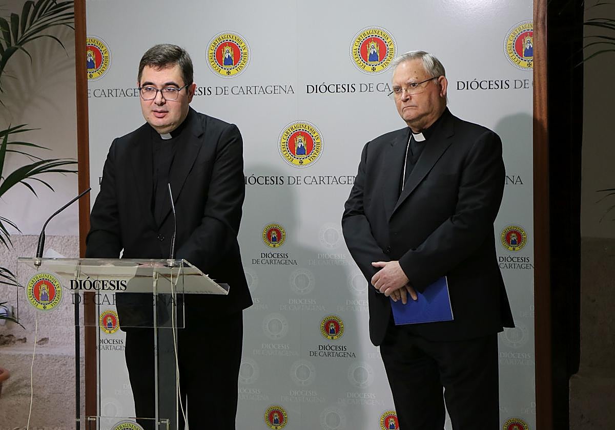 El delegado para la Protección del menor y los adultos vulnerables, Gil José Sáez Martínez, presenta el documento acompañado del obispo.