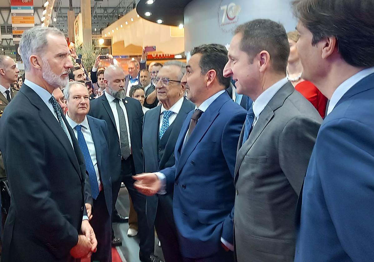 El Rey Felipe VI charla con los responsables de ElPozo en la feria Alimentaria.