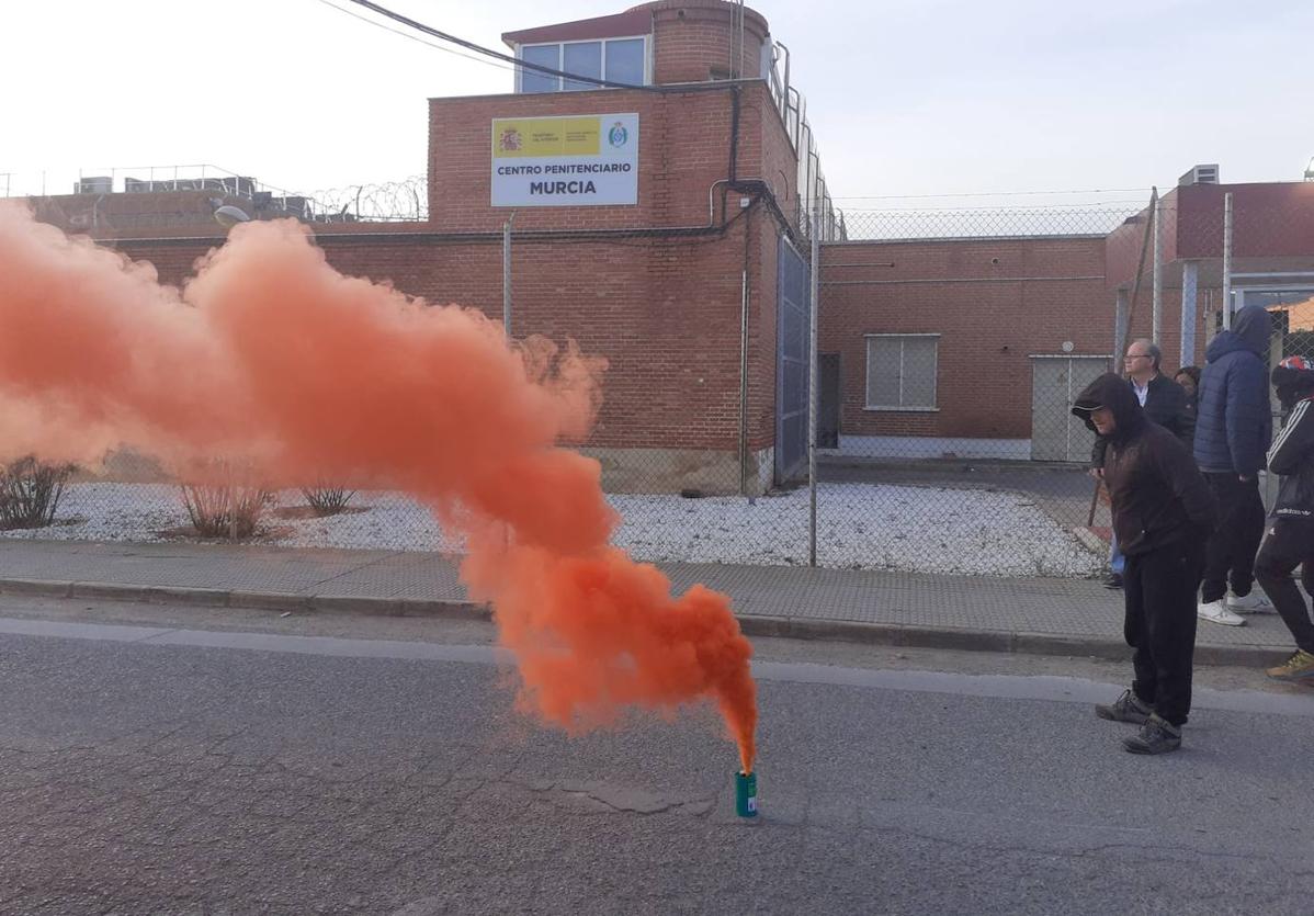 La protesta de un grupo de funcionarios, este lunes, en el centro penitenciario de Sangonera La Verde.