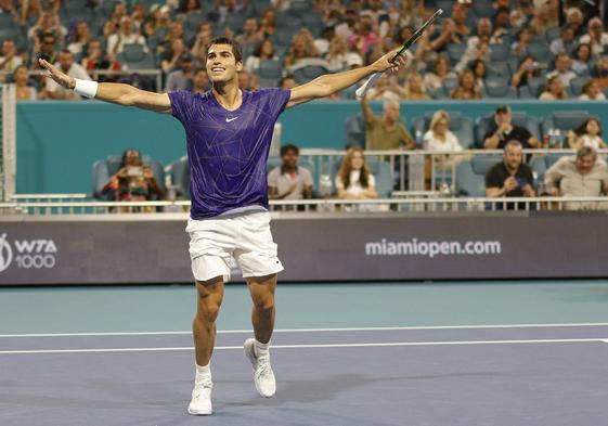 Carlos Alcaraz celebra un punto en un partido del Masters 1000 de Miami de 2022, edición que ganó el murciano.