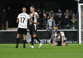 Mikel Rico y Jose Fontán se felicitan tras la victoria frente al Racing de Ferrol (2-1) en el último partido disputado en el Estadio Municipal Cartagonova.