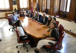 Los estudiantes, con el rector, José Luján, y otros alumnos de la UMU.