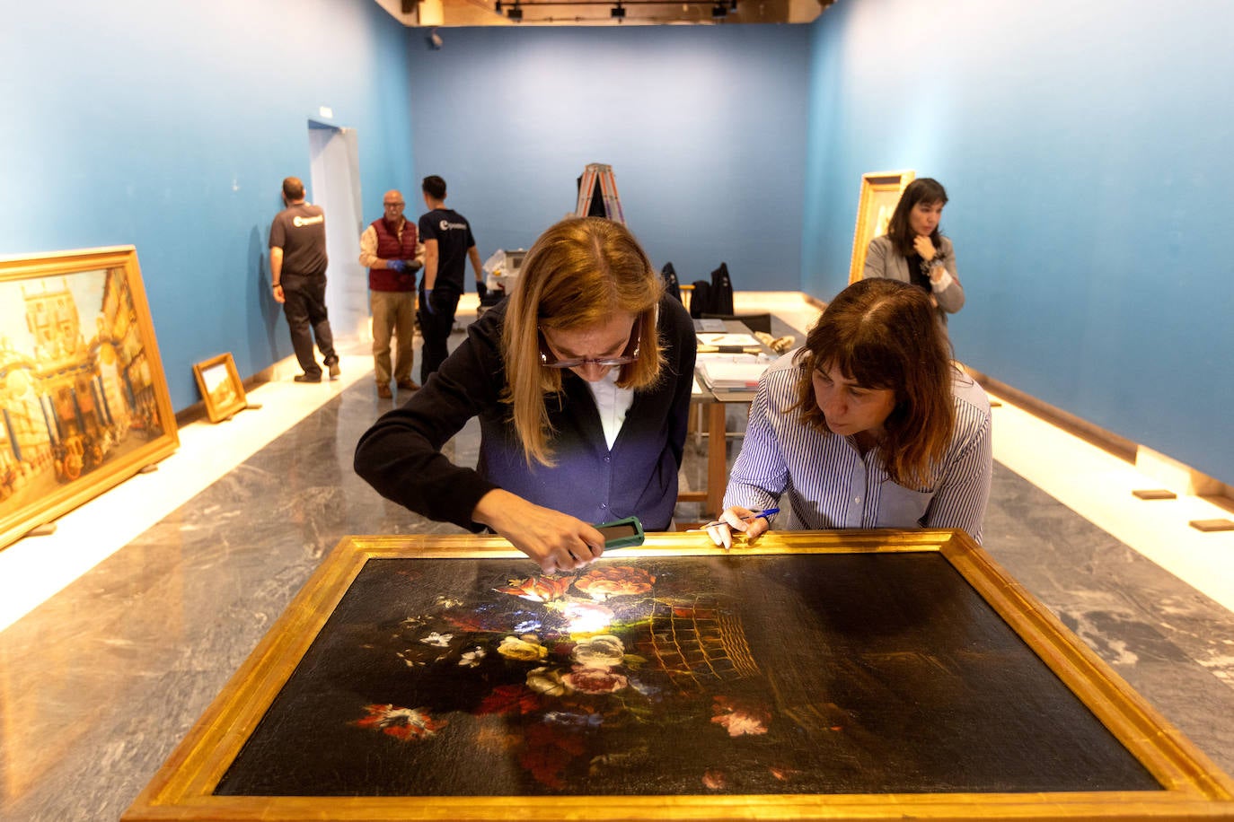 Montaje de la exposición &#039;Azul. Colección Abelló&#039;, en imágenes