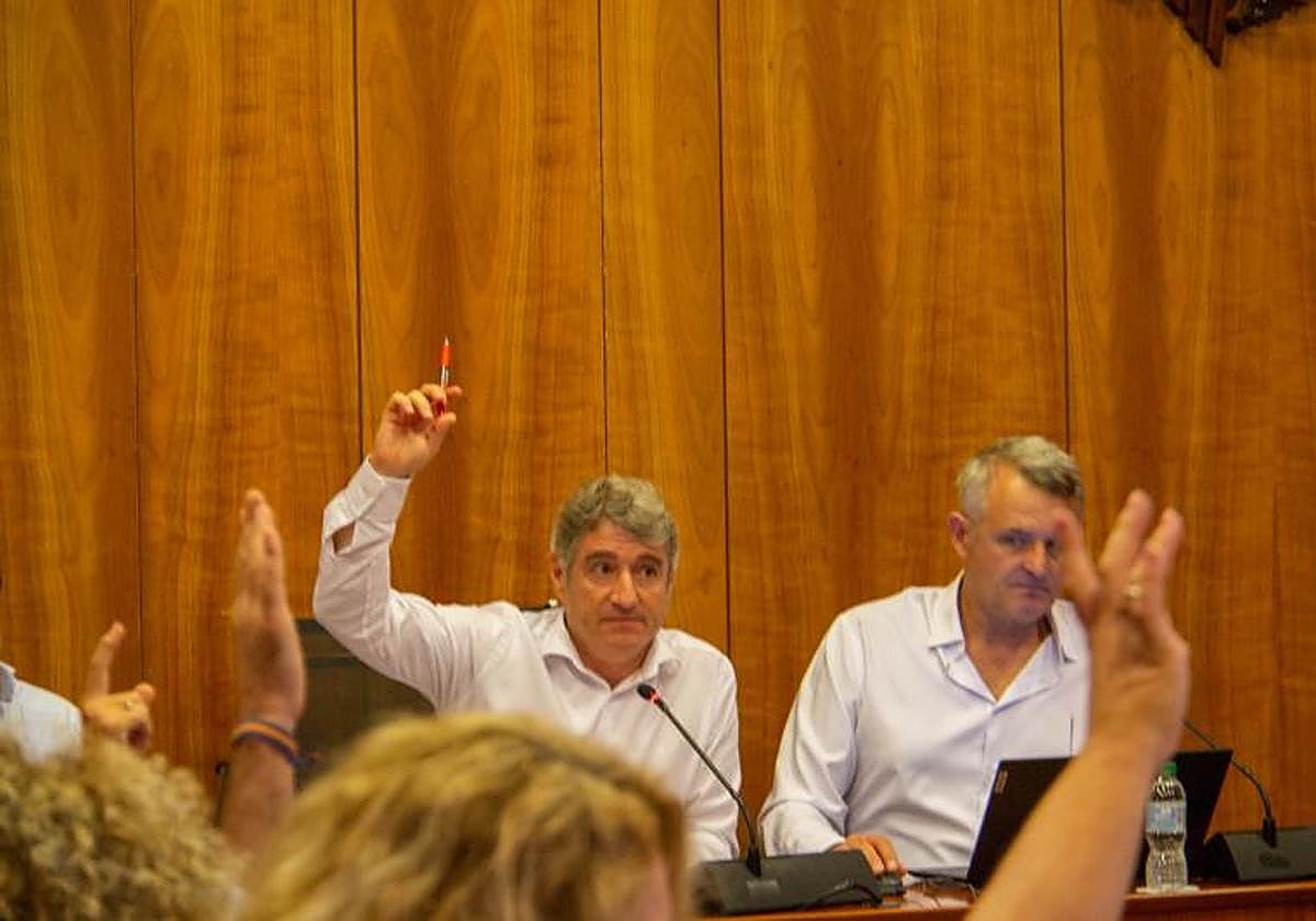 El alcalde, Pepe Vegara, vota durante un pleno del Ayuntamiento.