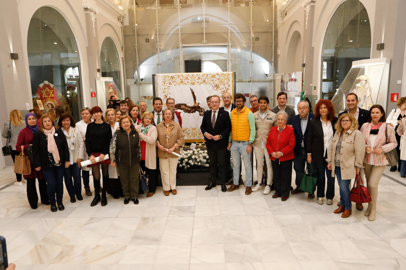 Estreno de la nueva bandera del Paso Blanco de Lorca para Semana Santa