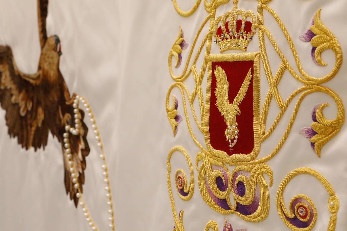 Estreno de la nueva bandera del Paso Blanco de Lorca para Semana Santa