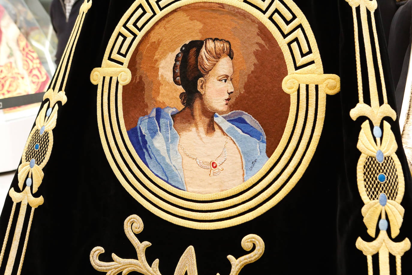 Estreno de la nueva bandera del Paso Blanco de Lorca para Semana Santa