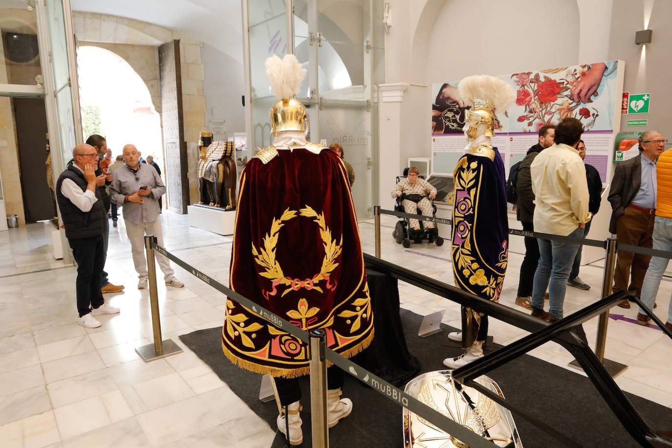 Estreno de la nueva bandera del Paso Blanco de Lorca para Semana Santa