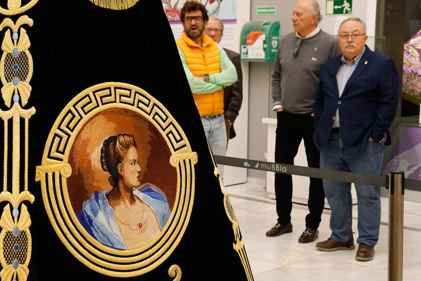 Estreno de la nueva bandera del Paso Blanco de Lorca para Semana Santa