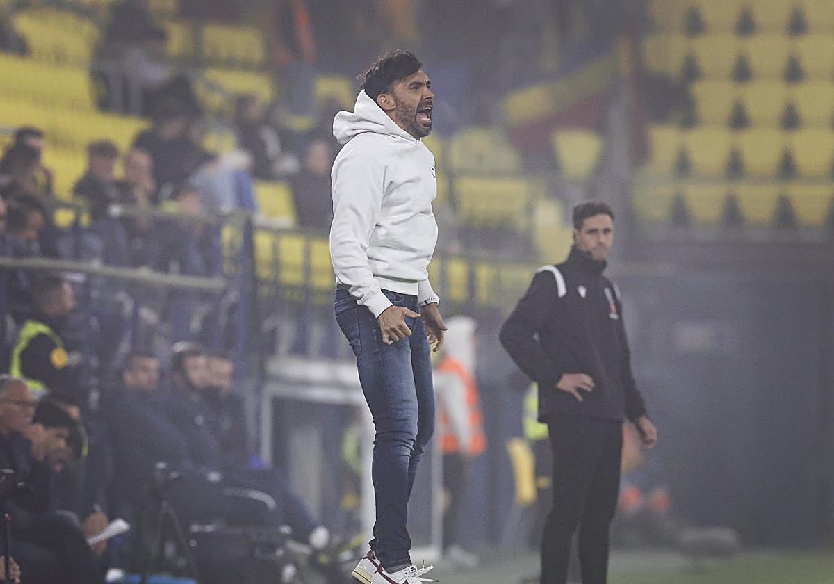 Eder Sarabia, saltando en la zona técnica, en un partido de esta temporada con el Andorra.