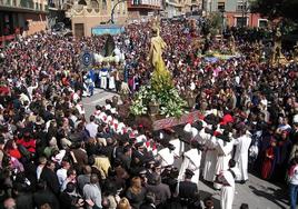 El Encuentro en la plaza del Rollo da muestra de lo colorista que es la Semana Santa de Jumilla.