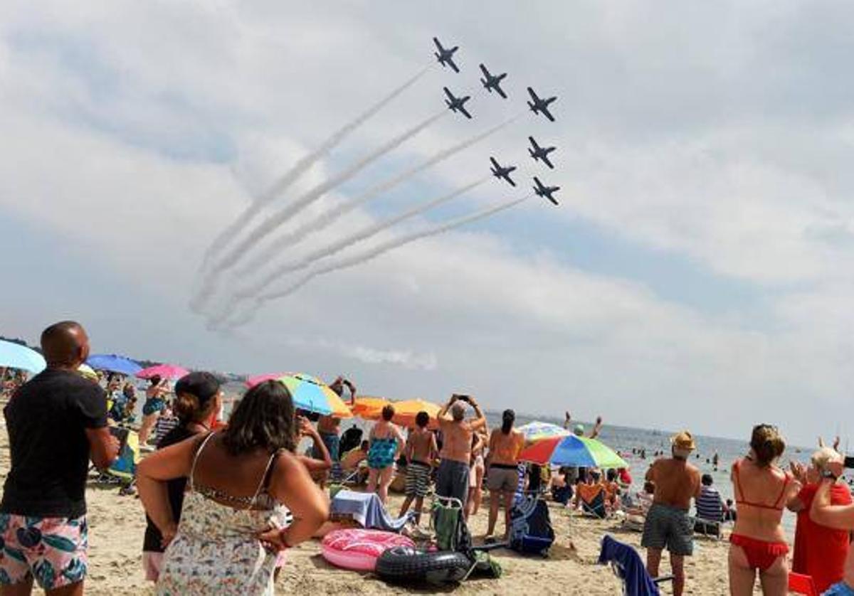 Imagen de archivo de una exhibición de la Patrulla Águila en Santiago de la Ribera.