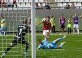 Dani Vega dispara a puerta en el duelo del pasado domingo que enfrentó al Real Murcia y al Ibiza en el Enrique Roca.