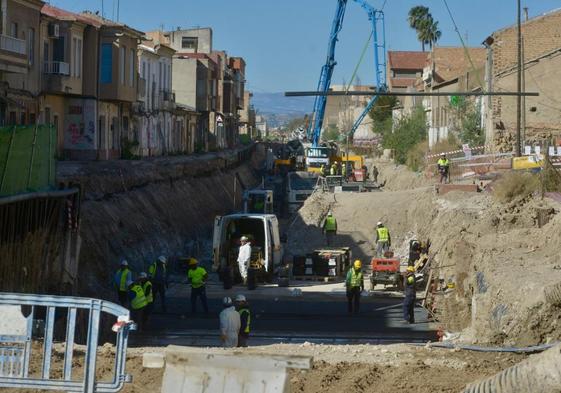 Obras del soterramiento en la calle Orilla de la Vía de Barriomar, en una imagen reciente.