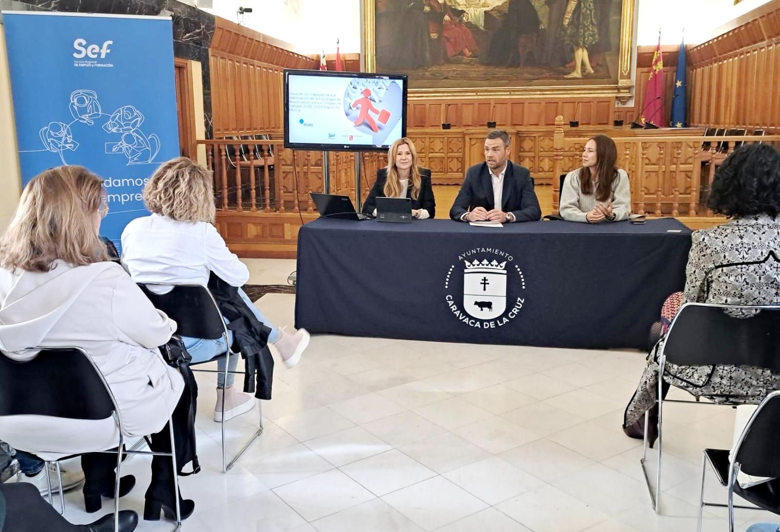 La reunión con los representantes de las empresas de la comarca tuvo lugar en el Salón de Plenos del Ayuntamiento de Caravaca de la Cruz.
