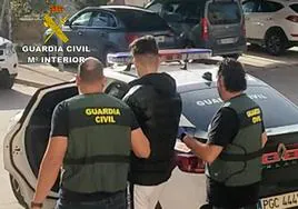 Uno de los detenidos en el momento del arresto.