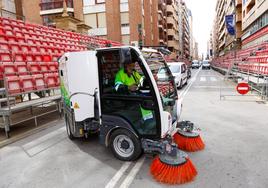 Uno de los vehículos del dispositivo de limpieza en la avenida Juan Carlos I.