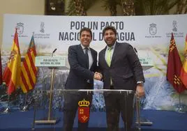 Carlos Mazón y Fernando López Miras, este jueves, en la firma del manifiesto conjunto en Murcia.