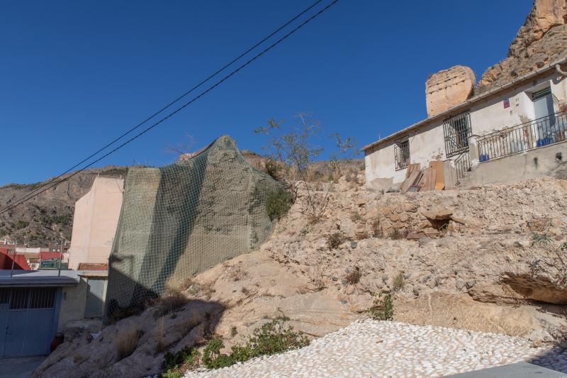 Antiguos torreones de la muralla oriolana, enlonados y en serio riesgo de derrumbe junto a la calle Torreta.