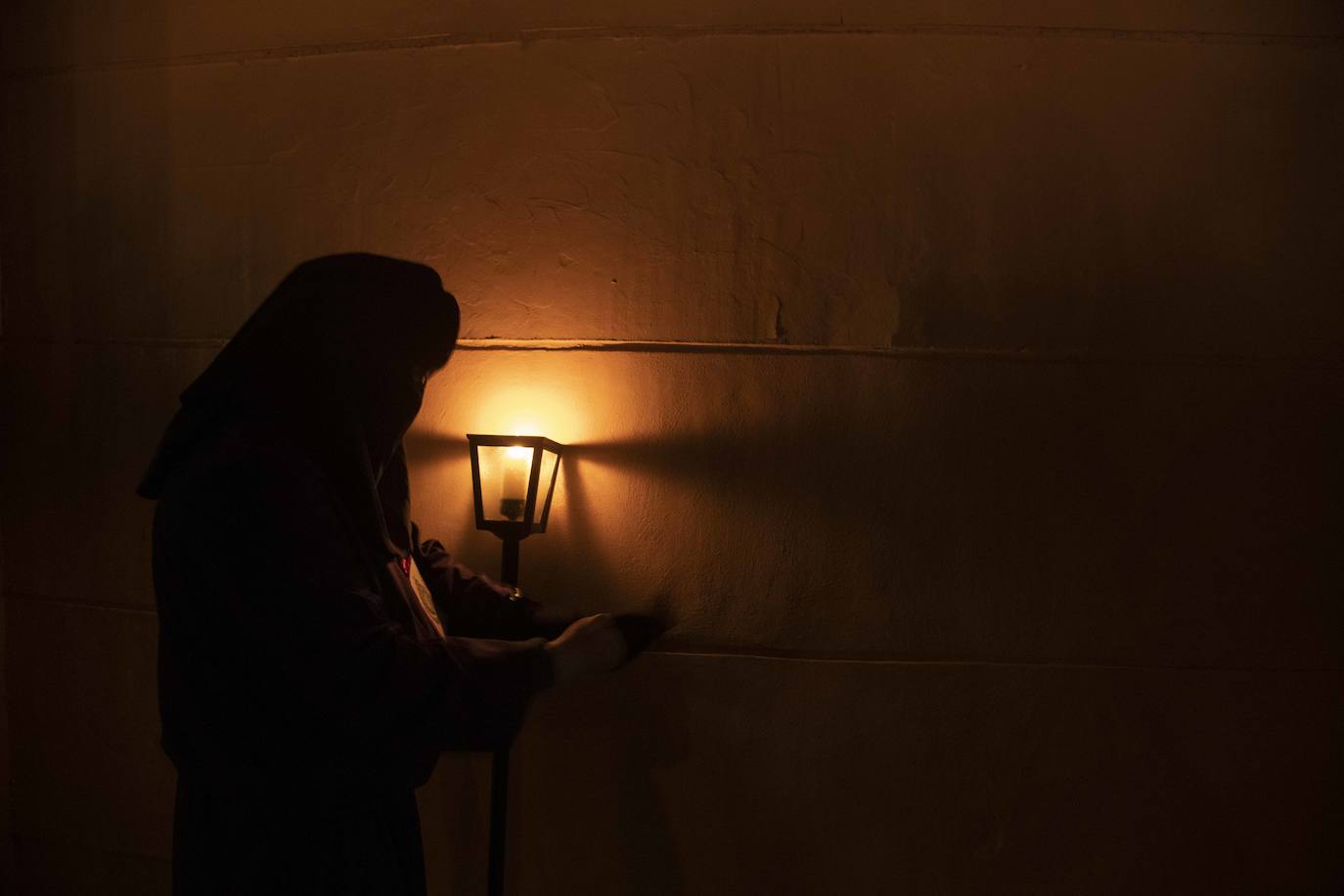 El vía crucis del Cristo del Socorro mantiene en vela a cientos de cartageneros