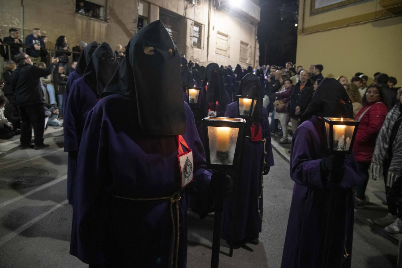 El vía crucis del Cristo del Socorro mantiene en vela a cientos de cartageneros