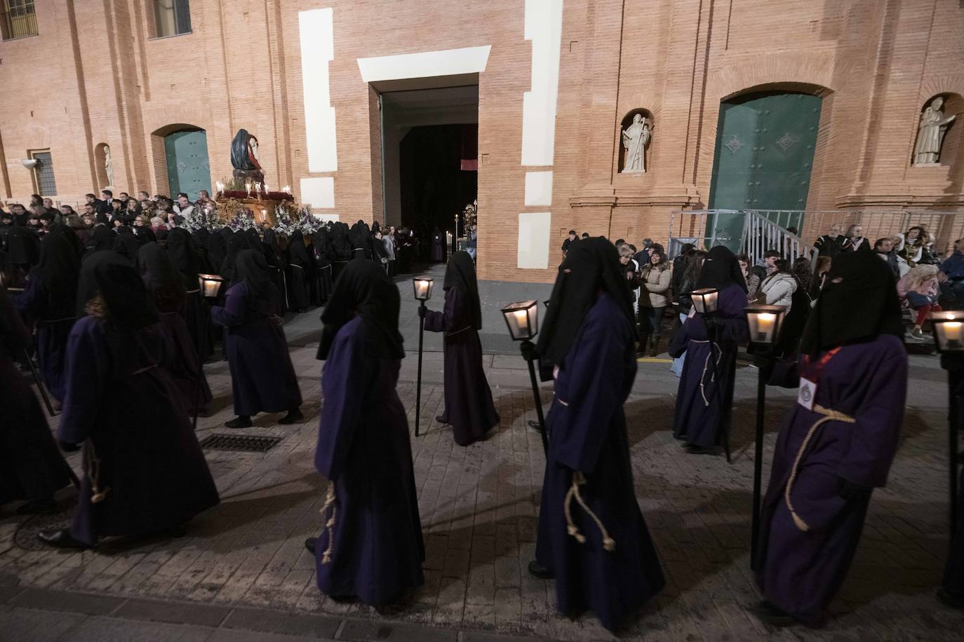 El vía crucis del Cristo del Socorro mantiene en vela a cientos de cartageneros