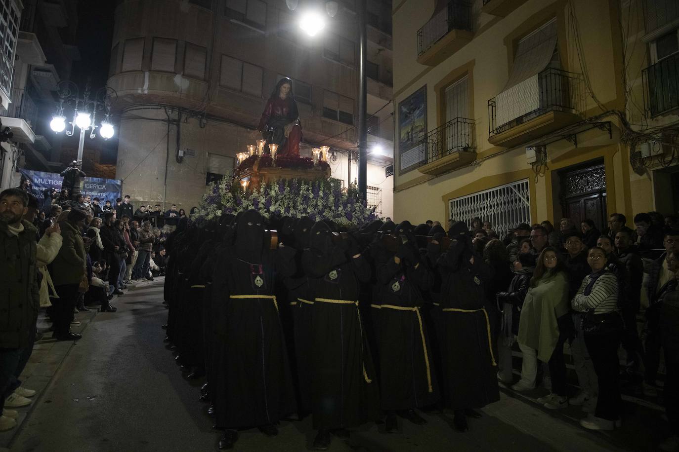 El vía crucis del Cristo del Socorro mantiene en vela a cientos de cartageneros