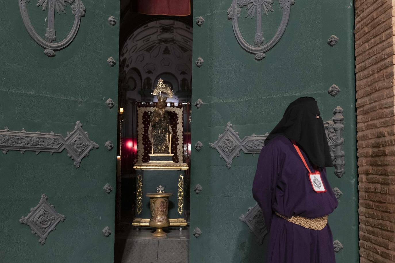 El vía crucis del Cristo del Socorro mantiene en vela a cientos de cartageneros