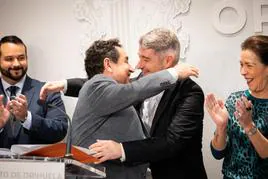 Pepe Vegara y Manuel Mestre se funden en un abrazo al término de la rueda de prensa de presentación de los presupuestos.