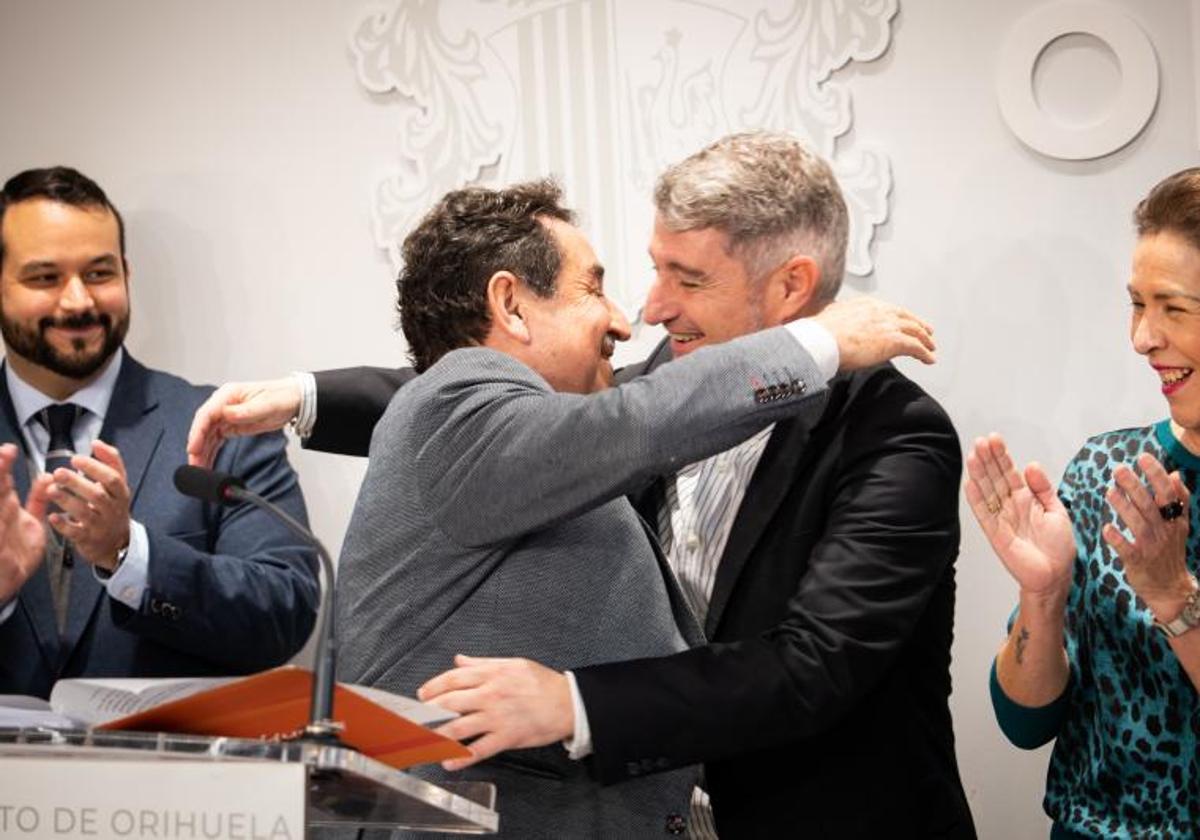 Pepe Vegara y Manuel Mestre se funden en un abrazo al término de la rueda de prensa de presentación de los presupuestos.