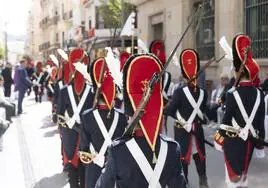 Desfile de los jóvenes cadetes de la Agrupación de Granaderos de la Cofradía Marraja este viernes.