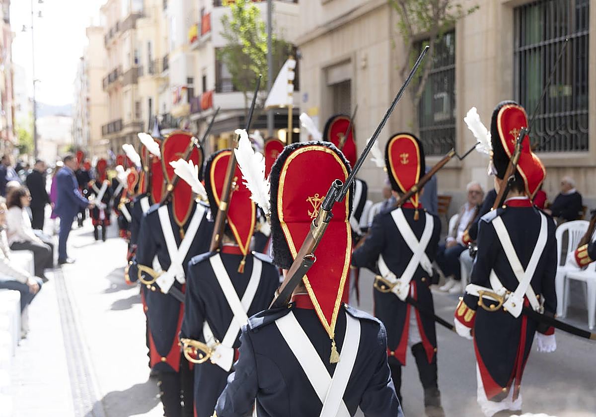 Desfile de los jóvenes cadetes de la Agrupación de Granaderos de la Cofradía Marraja este viernes.