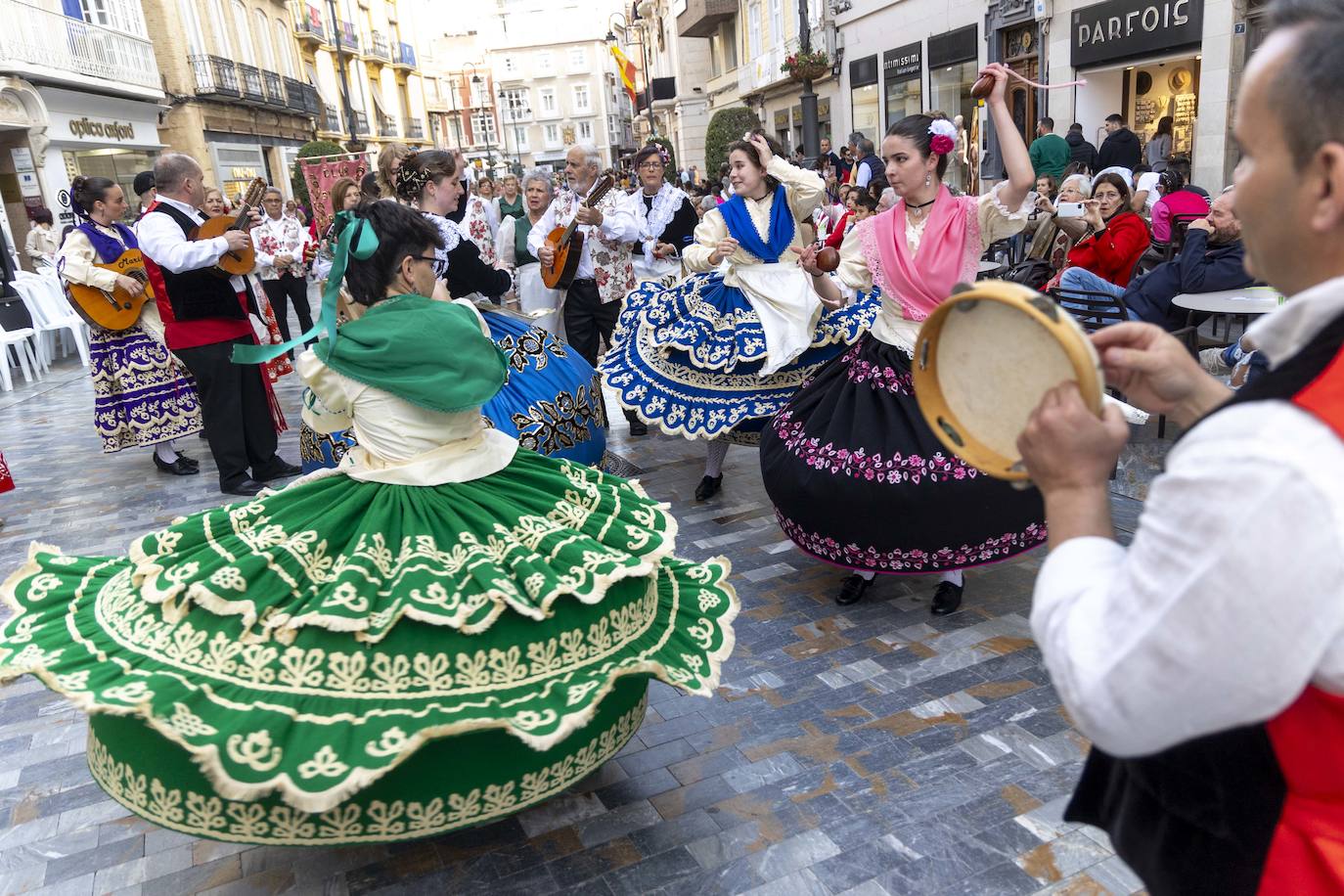 La ofrenda floral de Viernes de Dolores de Cartagena, en imágenes