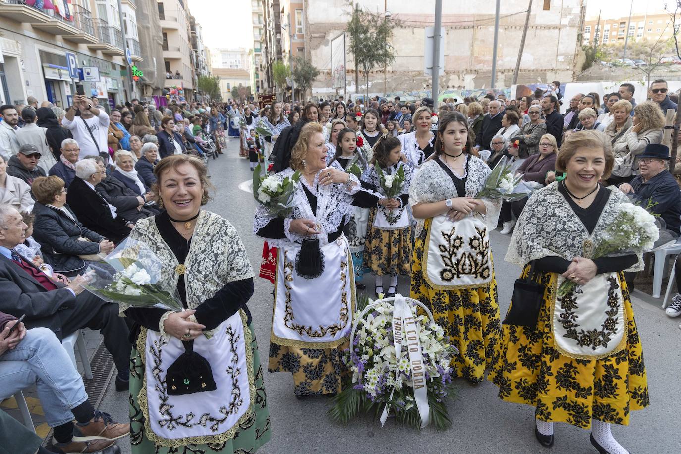 La ofrenda floral de Viernes de Dolores de Cartagena, en imágenes