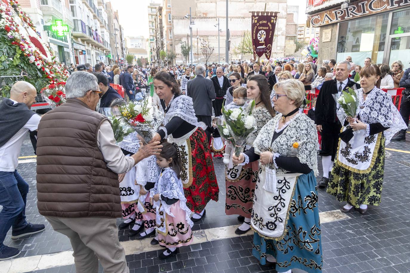 La ofrenda floral de Viernes de Dolores de Cartagena, en imágenes